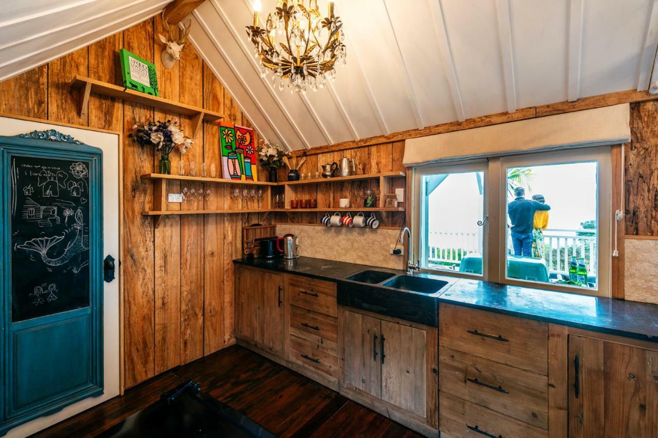 The Settlers Hut Villa Oneroa Exteriör bild